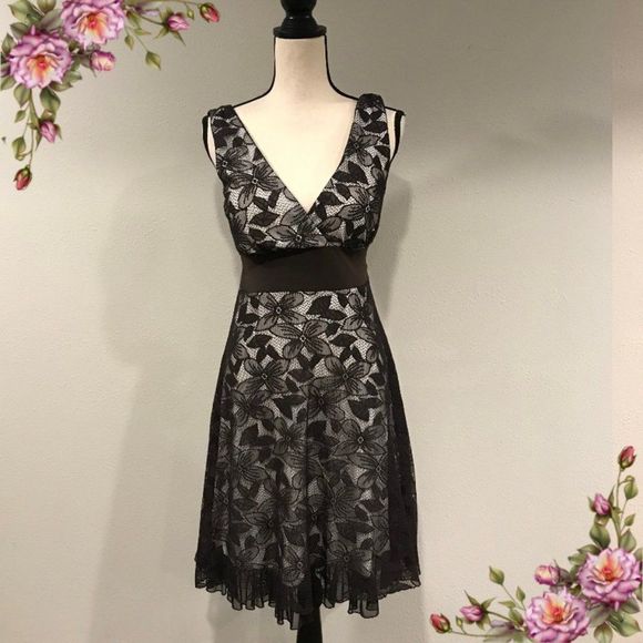 Studio Y Dresses & Skirts - Gorgeous brown lace floral v-neck sleeveless dress